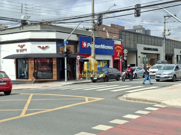 Imagem Imóvel comercial à venda em localização estratégica no Bacacheri, em terreno de esquina com gra...