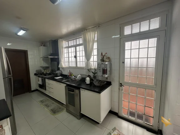 Imagem Casa 361m² em Terreno de 829m² – Campo Grande – 3 Suítes, 6 Banheiros, Energia S