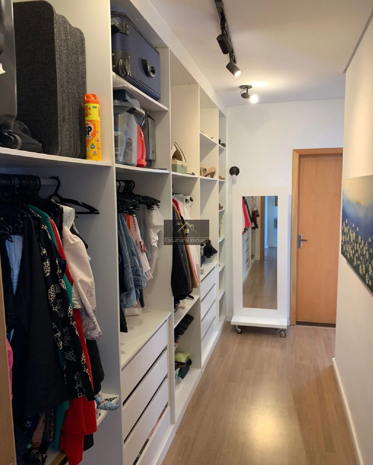 Imagem CASA CONDOMÍNIO FECHADO PRÓXIMO SÃO ROQUE 250 METROS DA RODOVIA RAPOSO TAVARES 4 DORMITÓRIOS 1 SUÍTE SALA LAREIRA 4 VAGAS VARANDA SEGURANÇA LAZER