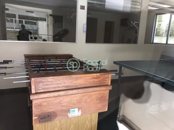 Imagem 56 metros 2 quartos Um deles possui armário embutido 2 banheiros Sacada Área de serviço Carpete d...