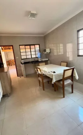 Imagem Casa com 3 dormitórios à venda, 200 m² por R$ 370.000,00 - Jardim Adelaide - Itumbiara/GO