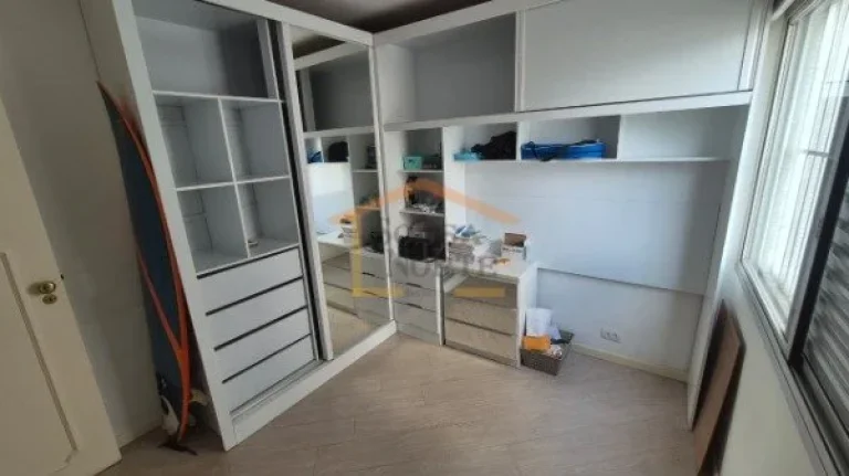 Imagem Apartamento mobiliado com 2 dormitórios, 2 banheiros e 1 vaga de garagem. Possui sala de estar e ja...