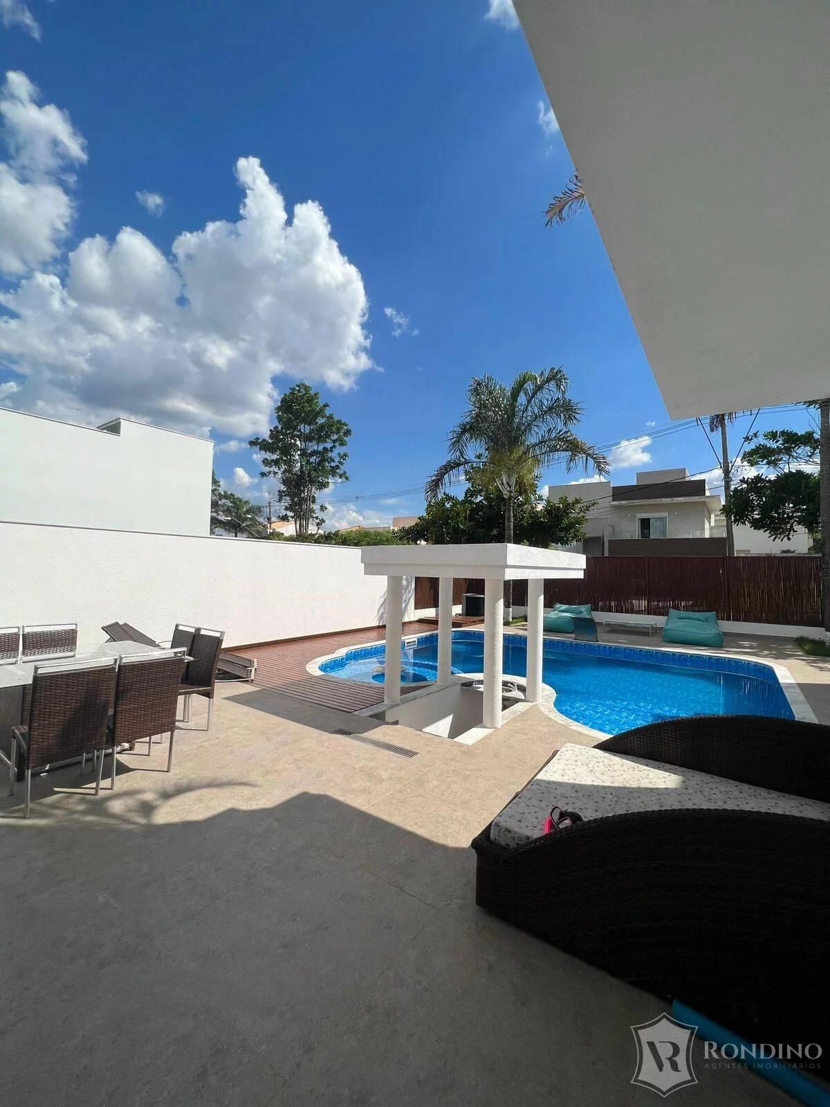 Imagem Casa com 4 suítes, brinquedoteca e área gourmet com piscina aquecida