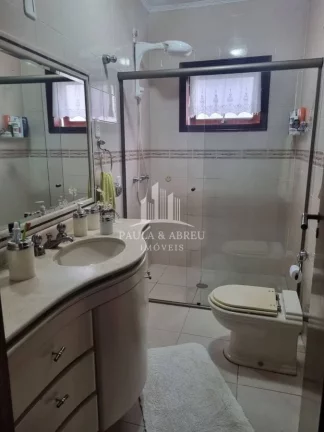 Imagem Casa de Alto Padrão 4 quartos sendo 1 suíte, 3 Banheiros, Salas espaçosas, 4 Vagas, Área Lazer com Churrasqueira, Campo Pq no Jardim Petrópolis, Ribeirão Pires-SP