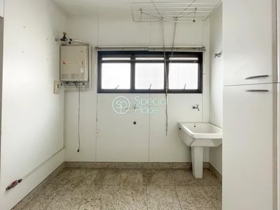 Imagem Apartamento enorme. São 215m2 de área útil, 3 dormitórios ( 3 suítes ) e 4 vagas na garagem. Li...