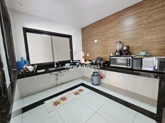 Imagem Duas casas com entradas independentes, 200m² de área construída. Ideal para morar com privacidade ou garantir renda extra com aluguel.