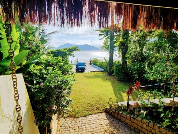 Imagem Casa pé na areia na enseada