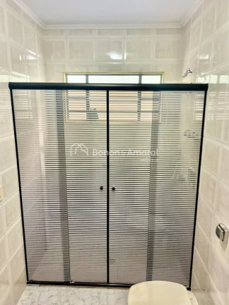 Imagem São 2 casas completas, uma térrea em cima e outra térrea, embaixo, com total privacidade
Tem uma ...