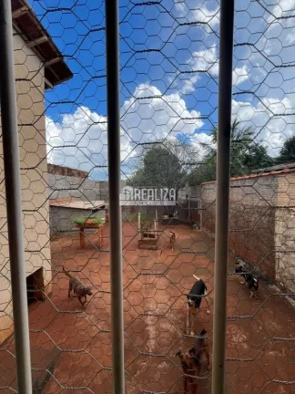 Imagem Vende-se casa no bairro Vila Marilene, com 3 quartos (2 suíte), ar-condicionado, localizada na avenida principal – Igarapava/SP