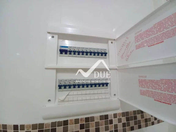 Imagem Apartamento 3 dormitórios, 2 banheiros, vaga demarcada, portaria, 100% reformado com 94m2 de áreà útil. Santos no Marapé próximo a Carvalho.