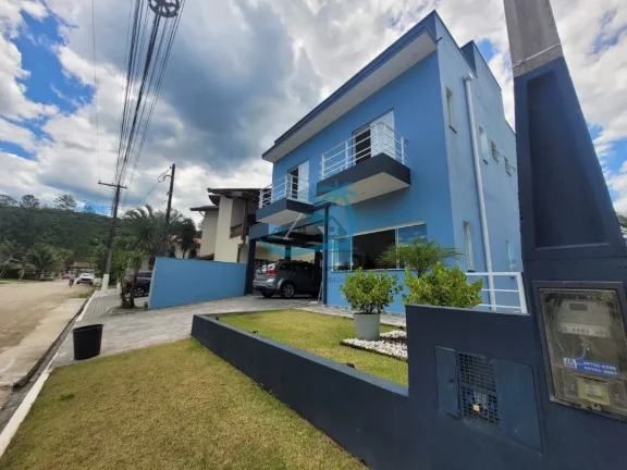 Imagem Sobrado em condomínio fechado com 3 suítes a venda em Ubatuba.