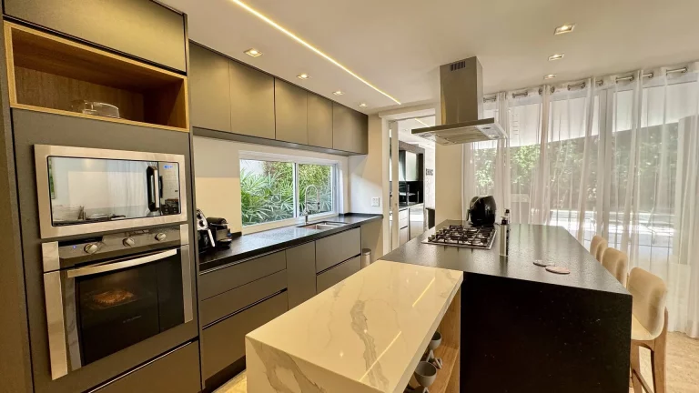 Imagem Magnífica Casa à Venda na Riviera - Módulo 19 - Apenas 900 Metros da Praia!
