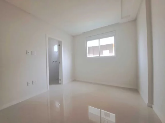 Imagem Apartamento quadra mar com 3 suítes e 3 vagas de garagem - Meia Praia/SC