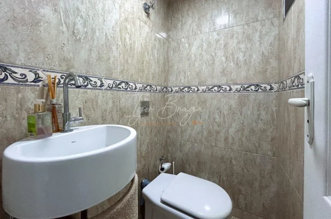 Imagem Sobrado de 3 Quartos à Venda em Condomínio Fechado em Campo Largo - Aparecida