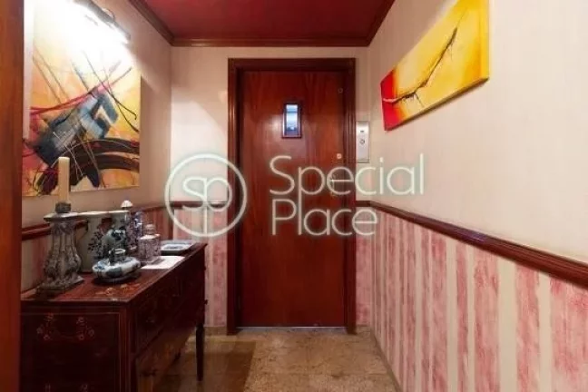 Imagem Lindo apartamento com prédio clássico e imponente. São 197m² de área privativa, 3 dormitórios ...