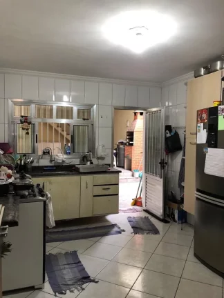 Imagem Sobrado Vila Alpina - 250 m² - 4 Dormitórios - 1 Suíte - Quintal com churrasqueira - 2 Vagas - Portão eletrônico.