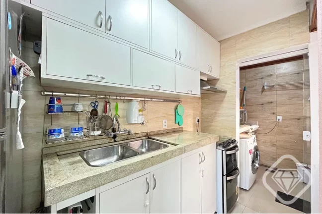 Imagem Casa com 3 dormitórios, suíte, sótão e áreas de convivência integradas no Bairro Tristeza

Um ...