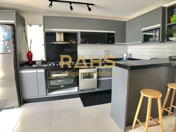 Imagem Sobrado Geminado com 115 m² de área construída com 1 suíte e 2 quartos, 2 vagas de garagem a ven...