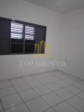 Imagem Espaçosa casa três dormitórios próximo ao shopping oriente