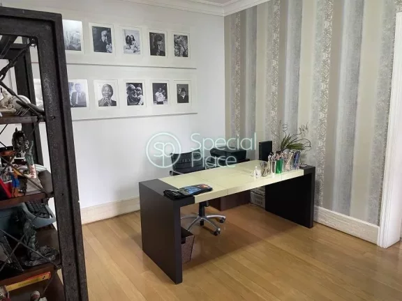 Imagem Este lindo e amplo imóvel conta com 3 quartos, sendo 3 suítes, 5 banheiros e 4 vagas de garagem de...