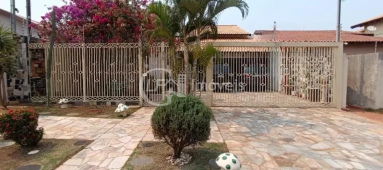 Oportunidade Única! Terreno Amplo com Casa Completa e Sofisticada