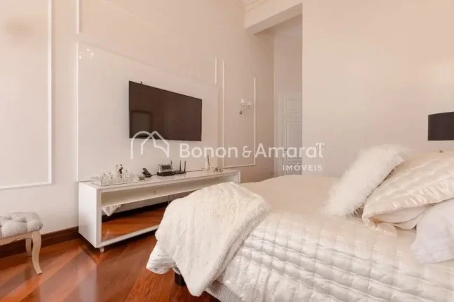 Imagem Exuberante casa no Alphaville Campinas, planejada e decorada em estilo Luiz XV com muita elegância....