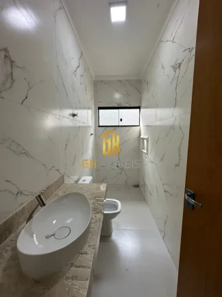 Imagem A casa possui 

- Sala pé direito alto 
- Garagem na laje
- Cozinha com ampla bancada
- Área de se...