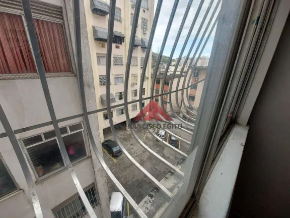 Imagem Apartamento com sala dois quartos,cozinha,area de serviço e a dependencia revertida para um terceiro quarto,colado ao super mercado Real,e próximo ao