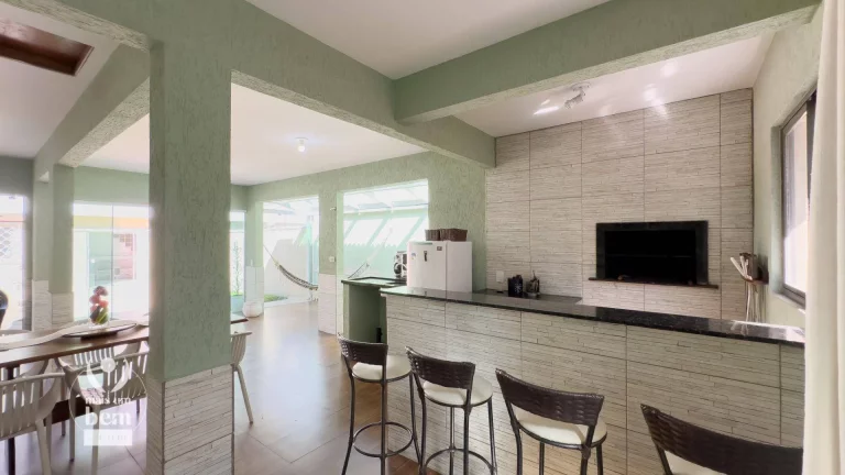 Imagem Sobrado com 4 Quartos, 1 Suíte, área Gourmet, ACEITA IMÓVEL DE MENOR VALOR, à venda, 265 m² por R$ 1.100.000 - Guabirotuba - Curitiba/PR