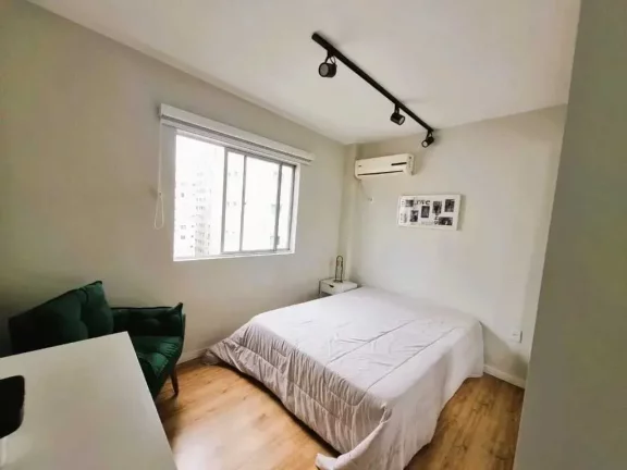 Imagem Apartamento mobiliado com 4 dormitórios sendo 1 suíte e 2 vagas de garagem em Balneário Camboriú