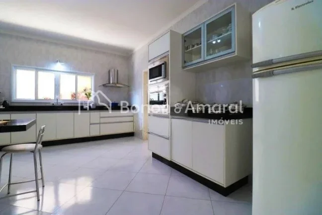 Imagem Casa à venda em condomínio fechado em Campinas - SP. 
Linda casa assobradada com amplo living para...