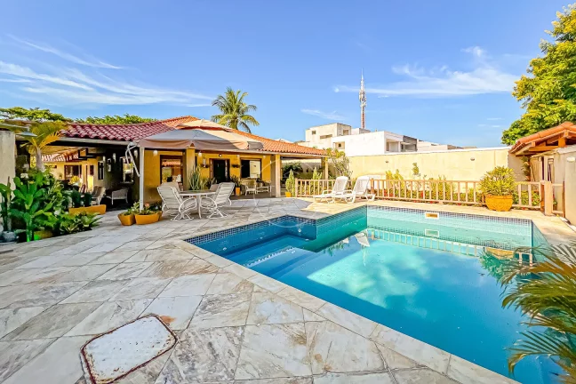 CASA LINEAR com 4 DORMITÓRIOS e 600m² de terreno no RIOMAR - Barra da Tijuca