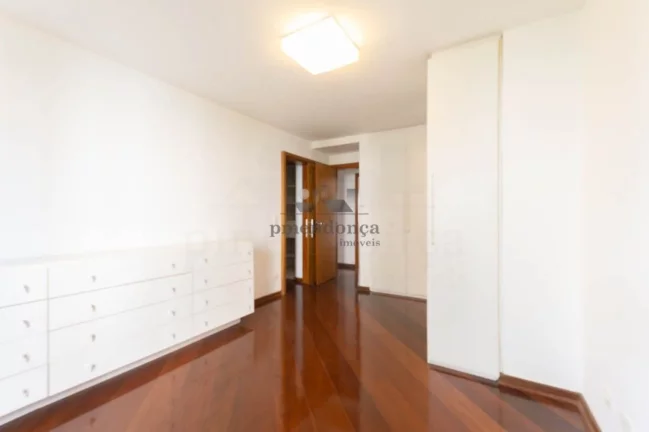 Imagem Belo apartamento com armários embutidos, arejado e iluminado. Amplo living para 02 ambientes, terra...