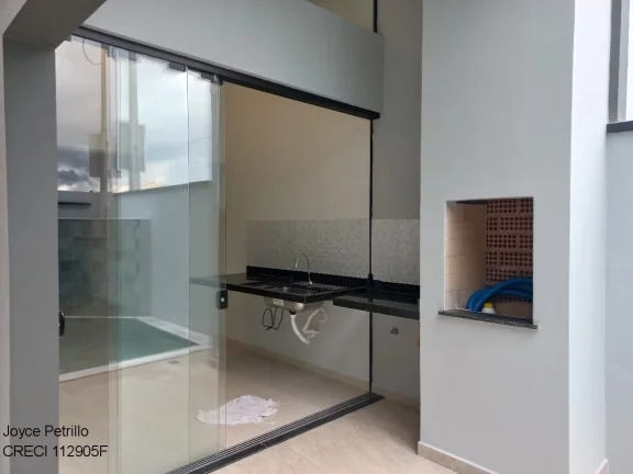 Imagem Casa com Piscina e Cascata a Venda em Peruíbe.