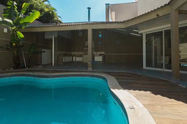 Imagem Casa de Alto Padrão 3 suítes, 4 vagas e Piscina à Venda no condomínio Forest Hills no bairro Anchieta