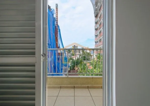 Imagem Sobrado com 175m² de área construída, distribuído em três níveis. Possui 3 dormitórios, sendo...