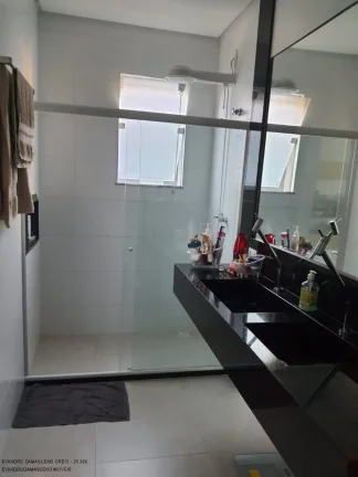 Imagem Casa em Condomínio com 3 suítes e 2 vagas de garagem em Vila de Abrantes, Camaçari-BA: confira!