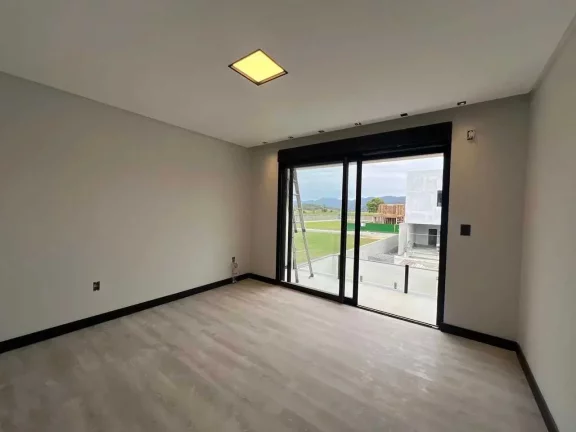 Imagem Casa nova no Condomínio Caledônia com 5 suítes e 4 vagas de garagem em Camboriú-SC