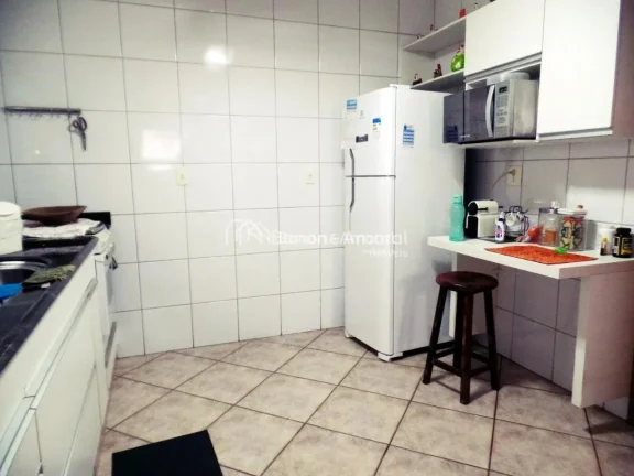 Imagem No piso superior, dispõe de três dormitórios com armários planejados, sendo uma suíte com close...