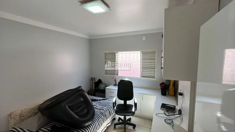 Imagem Casa padrão com 3 dormitórios e piscina climatizada no Parque das Américas