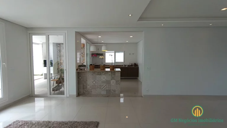 Imagem Casa com 3 suítes e piscina em condomínio de alto padrão na Granja Viana