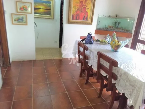 Imagem Casa avarandada com cômodos amplos
