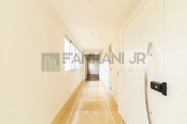 Imagem Venha se surpreender com essa incrível residência de luxo! Com 3 suítes espaçosas, sendo a suíte do casal com 2 banheiros, você terá todo o conforto