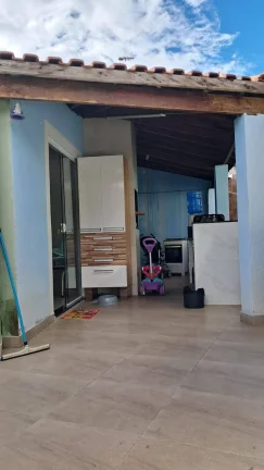 Imagem VENDE-SE ÓTIMA CASA COM 03 BANHEIROS SENDO 02 SUITES E EDICULA