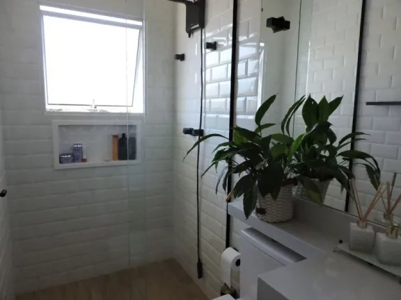 Imagem CASA RECEM REFORMADA EM FRENTE DE UM LAGO