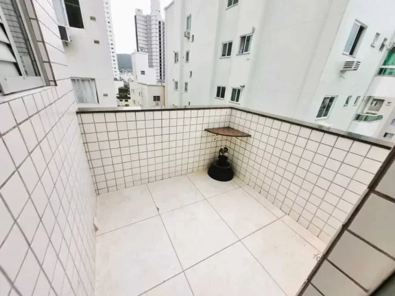 Imagem Apartamento mobiliado com 4 dormitórios sendo 1 suíte e 2 vagas de garagem em Balneário Camboriú