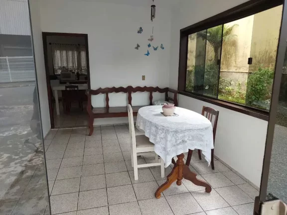 Imagem Casa com 3 dormitórios e terreno plano de 970m² – Joinville/SC