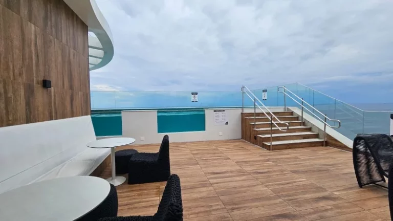 Imagem A 5ª Avenida Imóveis selecionou esse exclusivo Apt. no cobiçado NAU BARRA, planta MALDIVAS 2/4 suite 66,34m² varandão: porteira fechada e vista mar