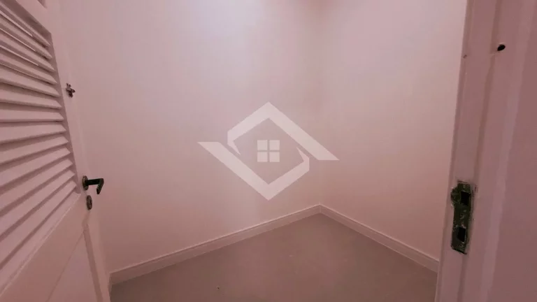 Imagem Apartamento de 4 Quartos Reformado no Posto 4 de Copacabana – Venda Direta!
