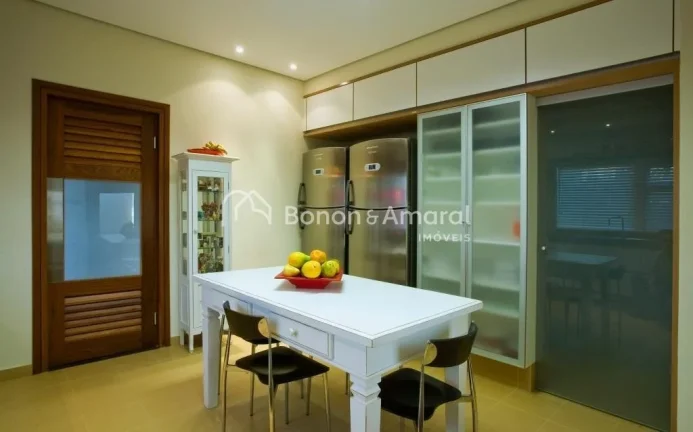 Imagem Casa com arquitetura diferenciada no condomínio Alphaville Campinas. A espaçosa residência possui...